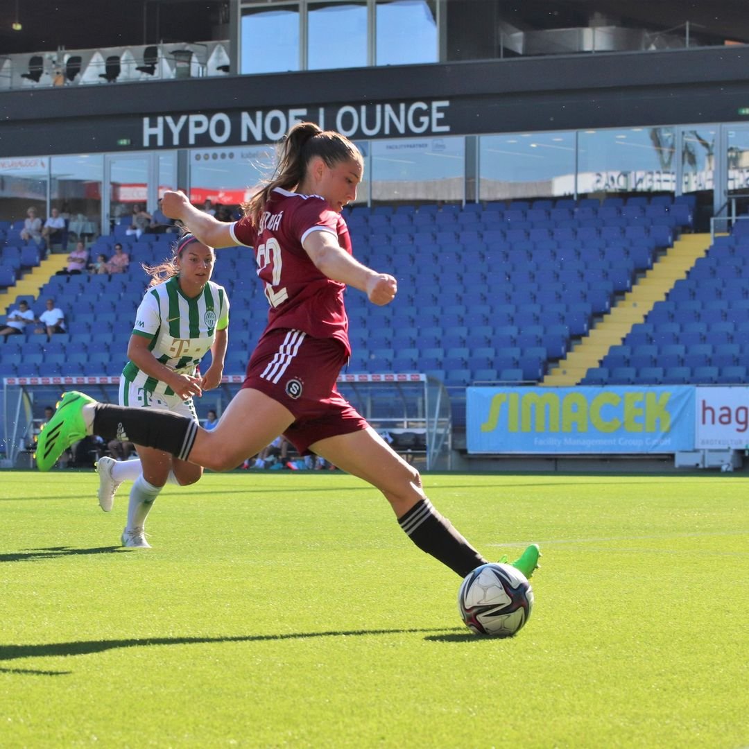 Sparťanky utrpěly první porážku v letní přípravě. Maďarský šampion Ferencvárosi TC byl nad síly českých vicemistryň a zvítězil 5:0 (4:0).

V sobotu tak na tým čeká souboj o třetí místo s jedním z dvojice St. Pölten / Freiburg.

#acsparta #priprava #zenyfotbal #holkytaky